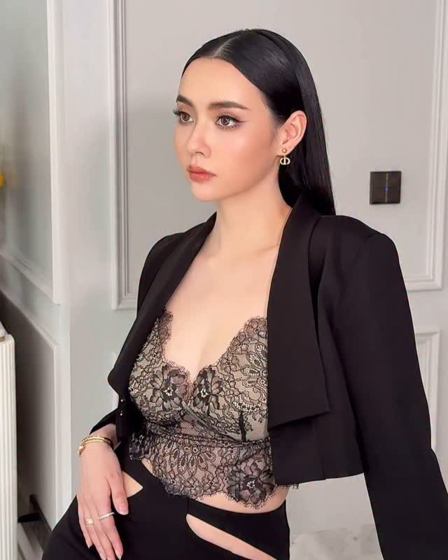 มุกดา นรินทร์รักษ์ สวยดุ จิกกล้องแตกในลุคดำสุดแพง!