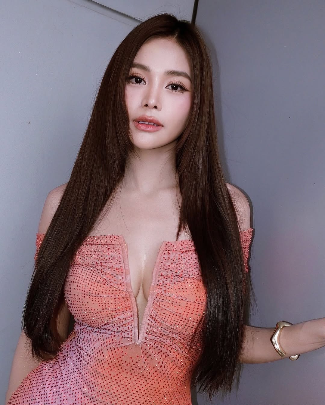 ฟ้าใสไฟลุก! อิงฟ้า วราหะ อวดโฉมเดรสแหวกอก กลางโคราช สวยสะกดทุกสายตา